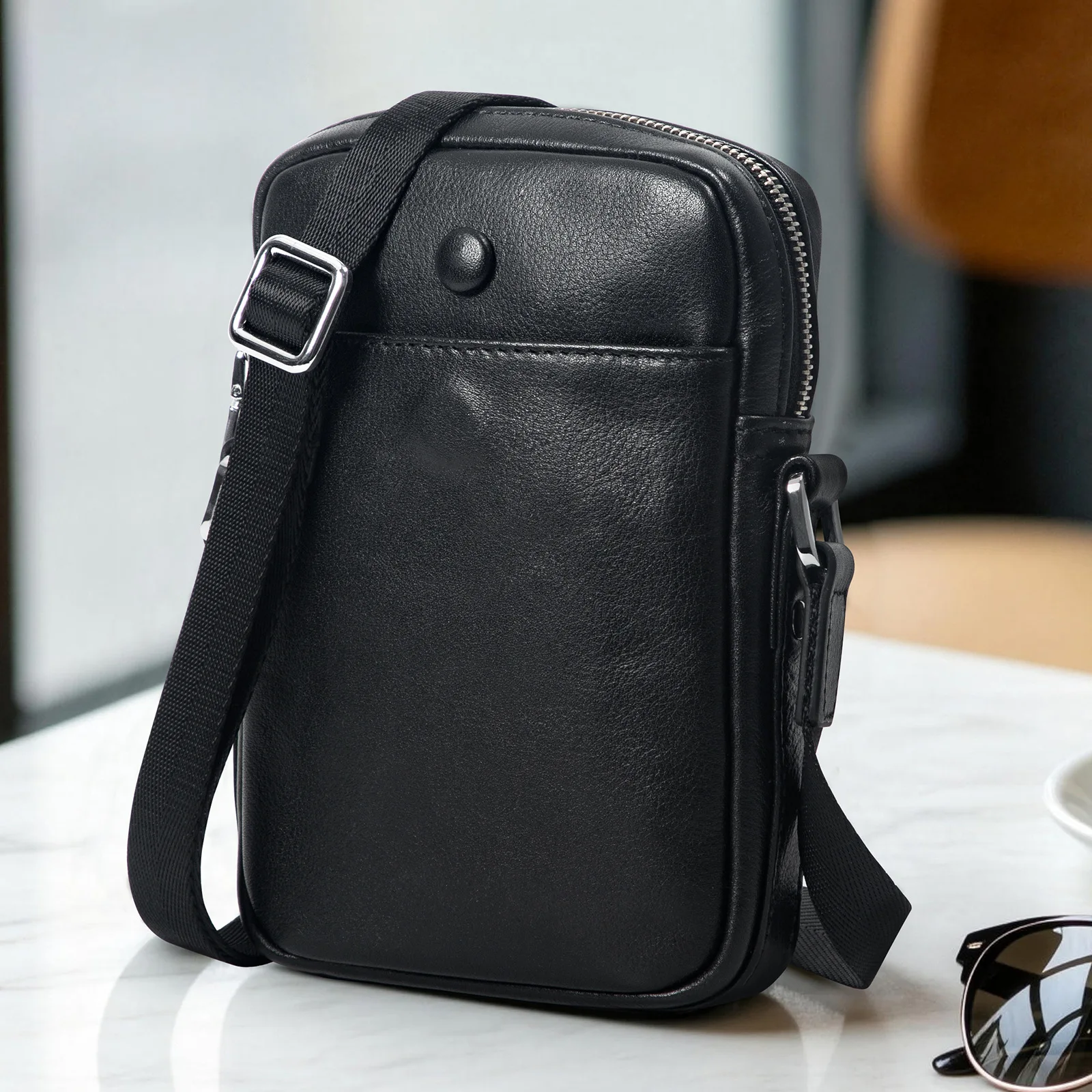 Men Lightweight Genuine Leather Shoulder Bag Casual Fashion Simple Versatile Cowhide Crossbody Bag
Men Lightweight Genuine Leather Shoulder Bag Casual Fashion Simple Versatile Cowhide Crossbody Bag
