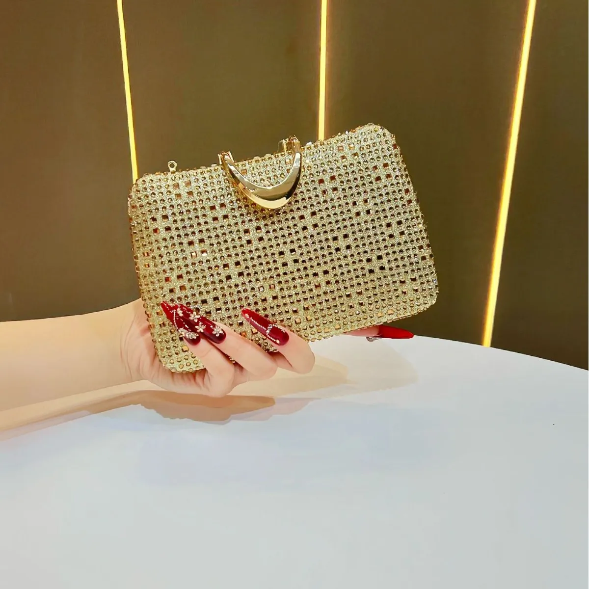 Женская сумка Bloomsteps с бриллиантами, роскошная вечерняя сумка, элитный клатч для вечеринок, сумка для светских мероприятий, женская сумка через плечо.
Женская сумка Bloomsteps с бриллиантами, роскошная вечерняя сумка, элитный клатч для вечеринок, сумка для светских мероприятий, женская сумка через плечо.