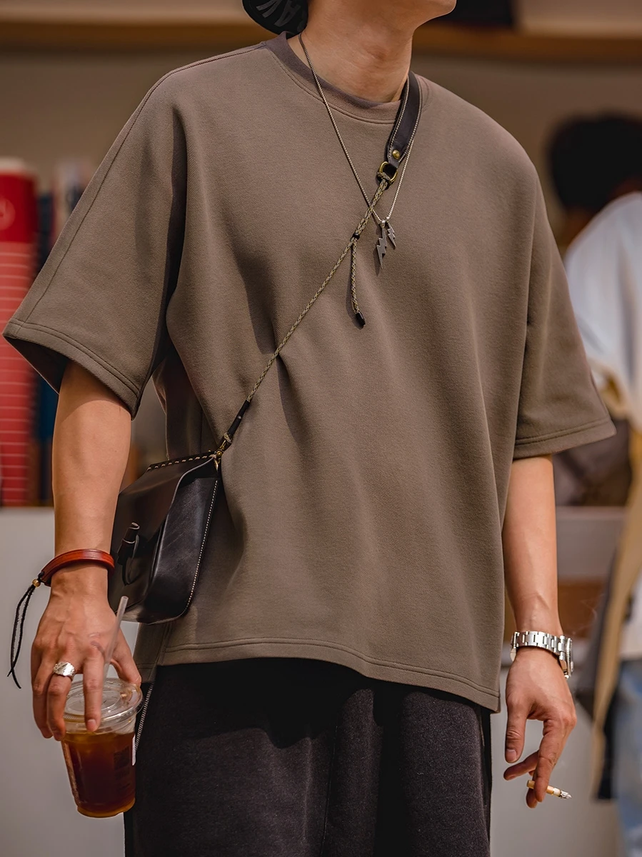 Мужская футболка из хлопка в американском ретро-стиле, свободного кроя, с коротким рукавом, летняя, повседневная, с круглым вырезом, цветная.
Мужская футболка из хлопка в американском ретро-стиле, свободного кроя, с коротким рукавом, летняя, повседневная, с круглым вырезом, цветная.