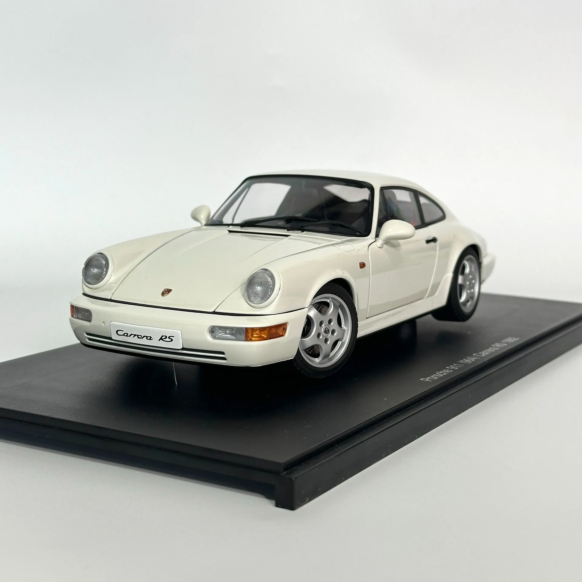Autoart 1:18 964 RS 1992 White Simulation Limited Edition All Open Alloy Metal Static Car Model Toy Gift
Autoart 1:18 964 RS 1992 White Simulation Limited Edition All Open Alloy Metal Static Car Model Toy Gift