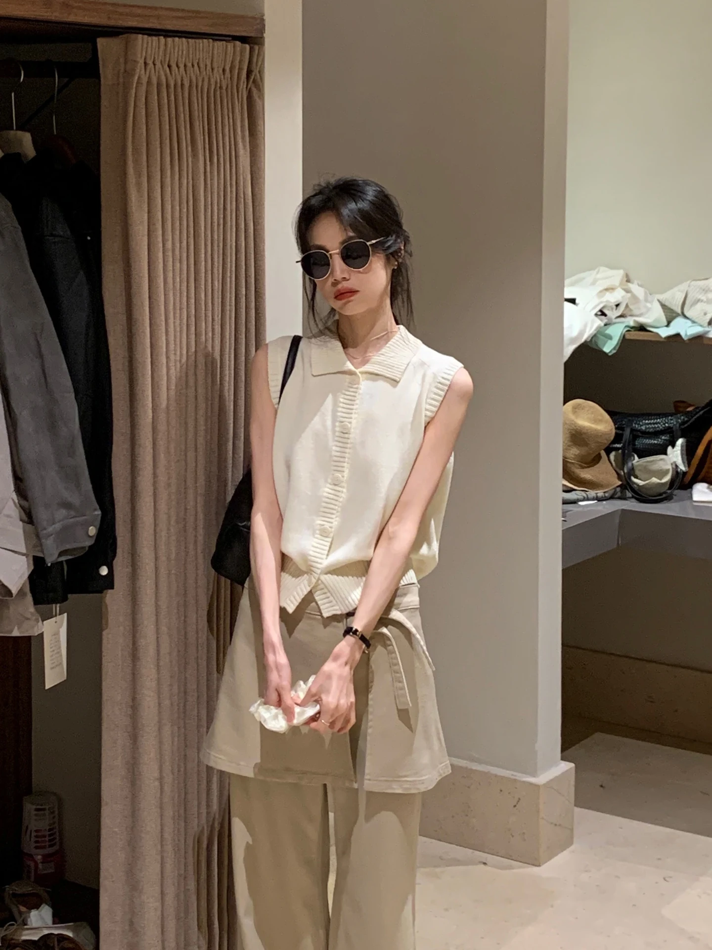 Korean Style Knitted Vest Simple Turn-down Collar Miu Series Apricot Color Women's Fashion Top Short Length Cotton Blend
Korean Style Knitted Vest Simple Turn-down Collar Miu Series Apricot Color Women's Fashion Top Short Length Cotton Blend