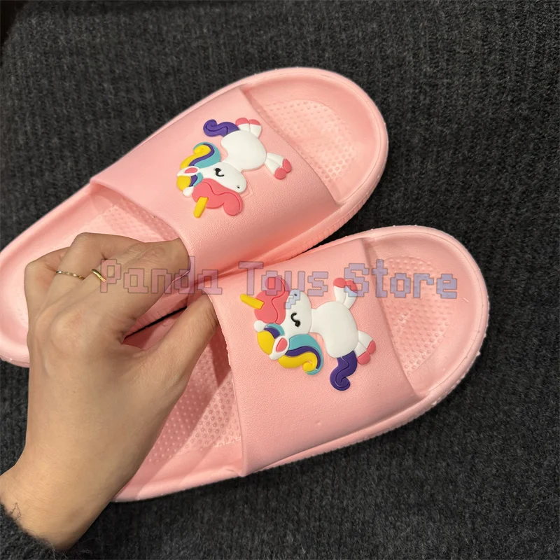 Тапочки Sanrio детские летние, милые Мультяшные, мягкая подошва, домашние тапочки для мальчиков и девочек
Тапочки Sanrio детские летние, милые Мультяшные, мягкая подошва, домашние тапочки для мальчиков и девочек