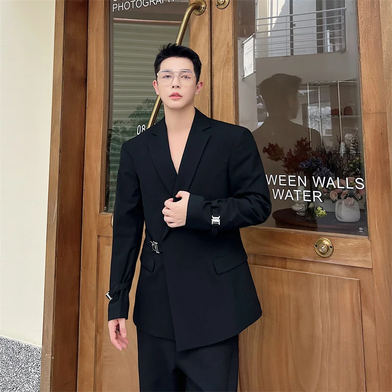 Модный повседневный мужской пиджак с металлическим декором, корейский стиль, легкий, роскошный, приталенный, для делового и повседневного образа
Модный повседневный мужской пиджак с металлическим декором, корейский стиль, легкий, роскошный, приталенный, для делового и повседневного образа