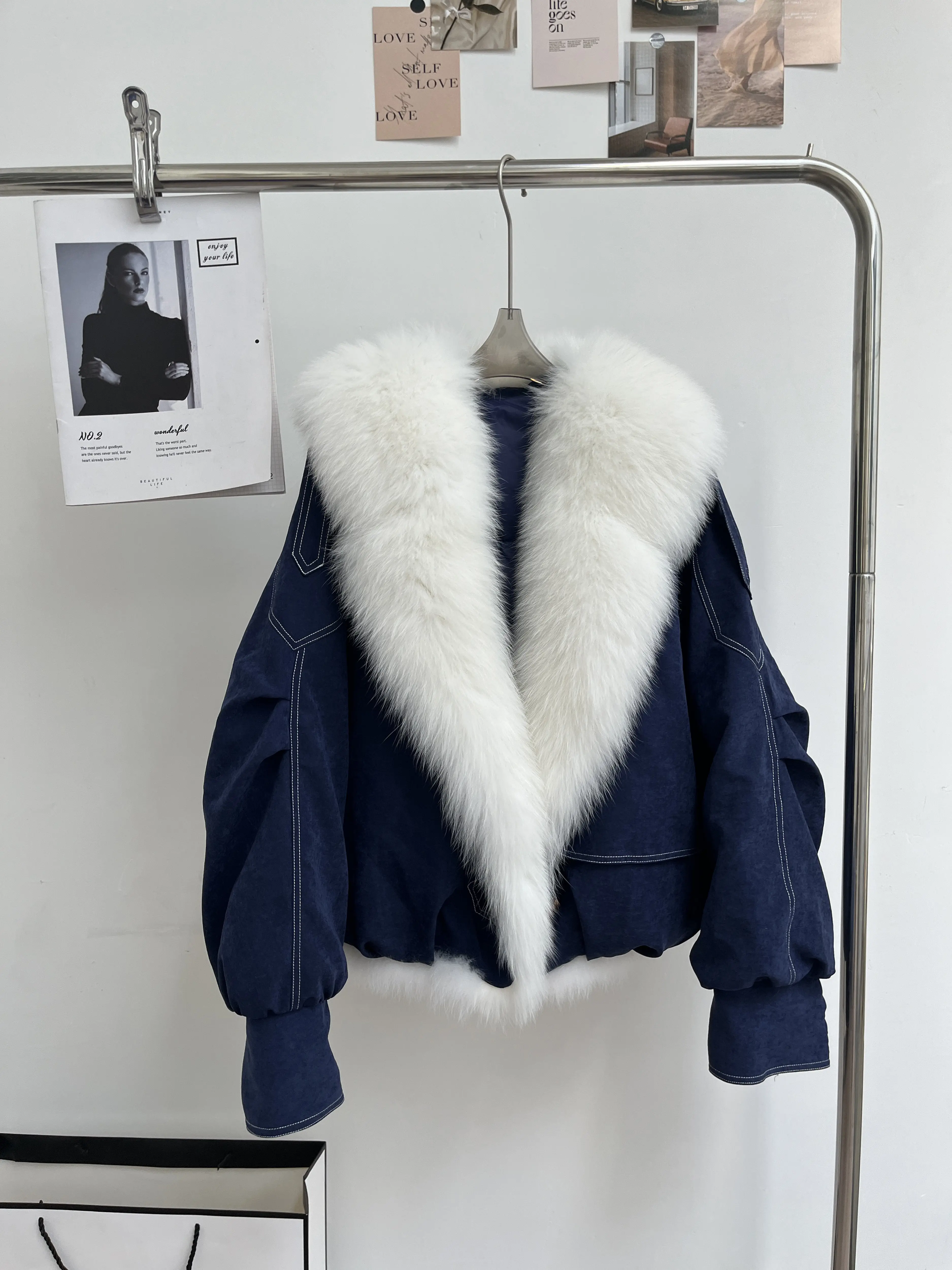 New Winter Women Casual Real Fur Outerwear Large Fox Fur Collar White Goose Down Filled Suede Coat
New Winter Women Casual Real Fur Outerwear Large Fox Fur Collar White Goose Down Filled Suede Coat
