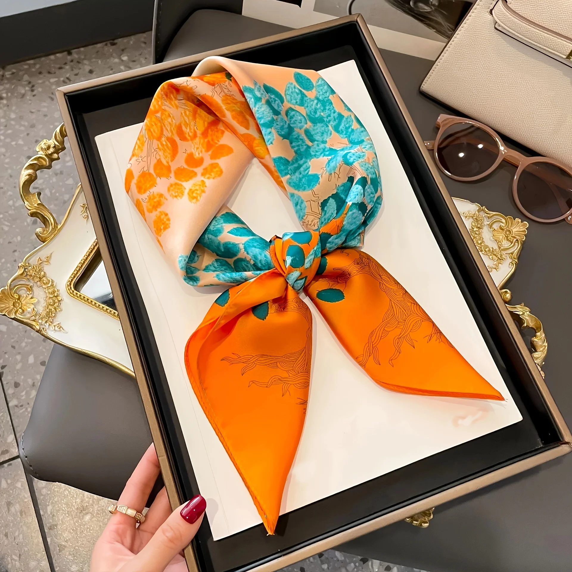 Chic Leaf Pattern Square Scarf 69.85 cm Sunshade Decorative Fashionable Headband Hair Tie for Daily Use
Chic Leaf Pattern Square Scarf 69.85 cm Sunshade Decorative Fashionable Headband Hair Tie for Daily Use
