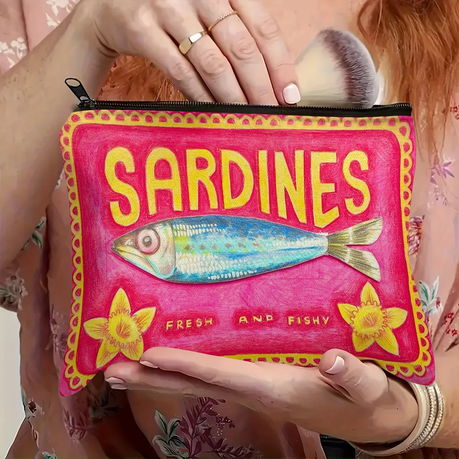 Яркая косметичка «Сардина» в стиле ретро — прочная, устойчивая к выцветанию сумка на молнии с рисунком игривой рыбы
Яркая косметичка «Сардина» в стиле ретро — прочная, устойчивая к выцветанию сумка на молнии с рисунком игривой рыбы