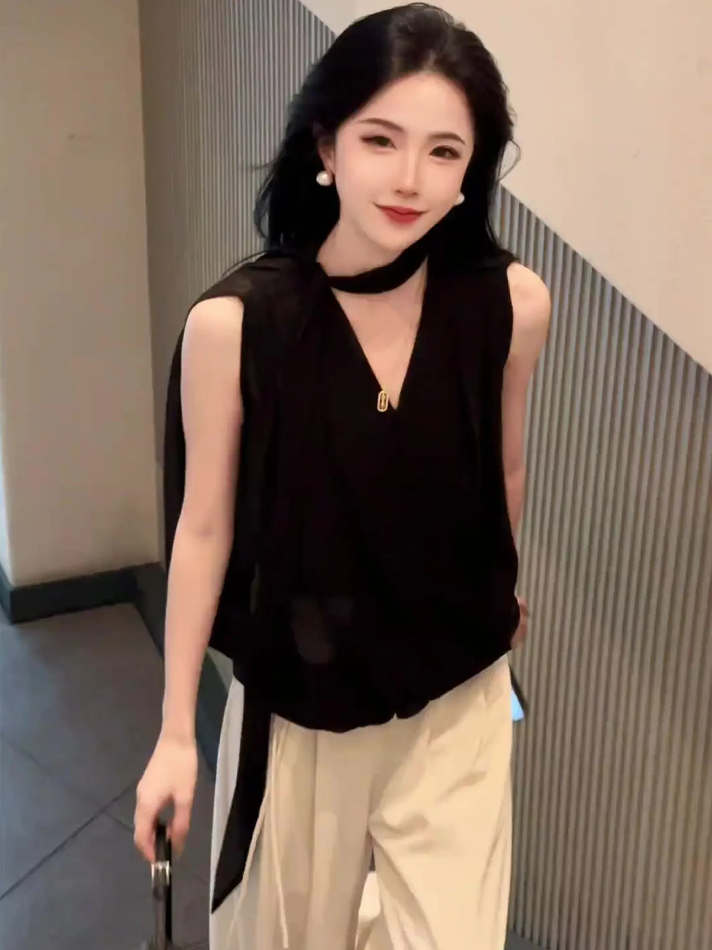 Шелковый свитер Ele Silk Svel с V-образным вырезом и дизайнерским узором для женщин, корейский стиль, прямой крой, летняя модная тенденция
Шелковый свитер Ele Silk Svel с V-образным вырезом и дизайнерским узором для женщин, корейский стиль, прямой крой, летняя модная тенденция