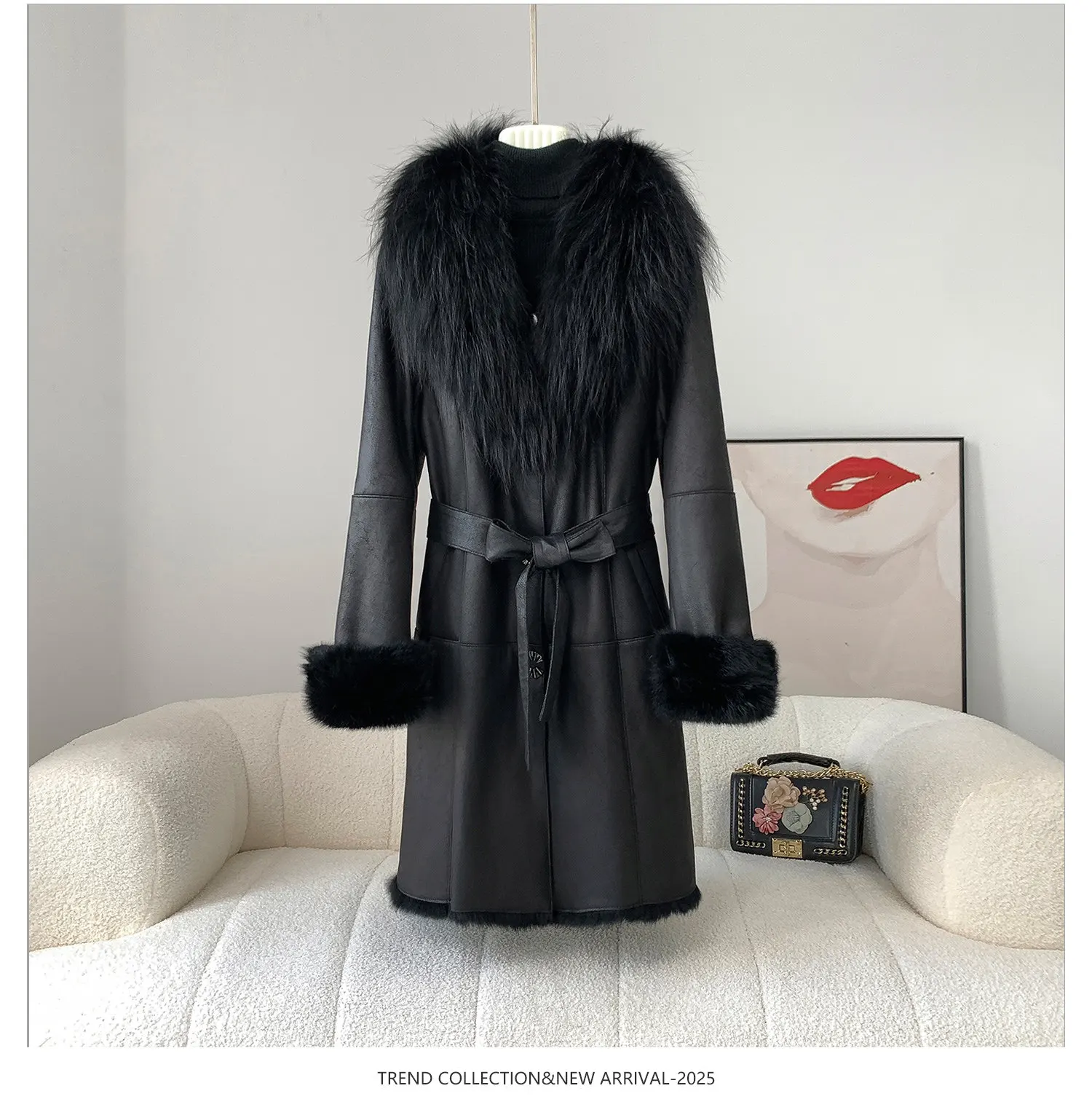 Новая женская приталенная куртка с воротником из натурального меха енота средней длины
Новая женская приталенная куртка с воротником из натурального меха енота средней длины