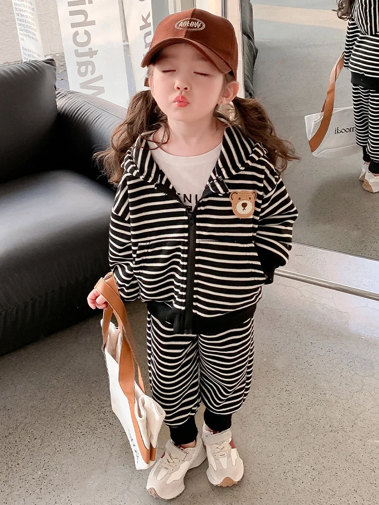 Модный полосатый комплект из двух предметов для девочек: осенняя спортивная одежда, трендовый наряд для малышек на весну-осень
Модный полосатый комплект из двух предметов для девочек: осенняя спортивная одежда, трендовый наряд для малышек на весну-осень