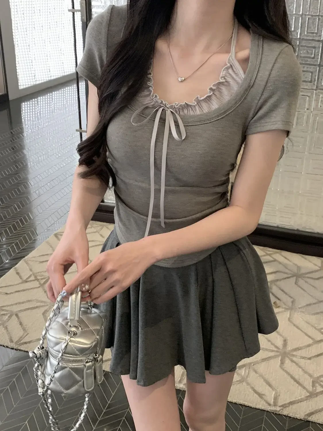 T-shirt for Women in Summer Slim Short-sleeved Pleated Top Fake Two-piece Black Ear Spliced halter Neck Tie Shoulder
T-shirt for Women in Summer Slim Short-sleeved Pleated Top Fake Two-piece Black Ear Spliced halter Neck Tie Shoulder