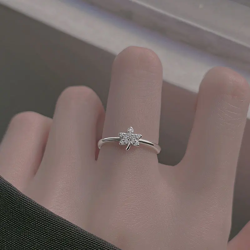 Sterling silver maple leaf ring female simple design niche high-end 2022 new trendy light luxury ring adjustable
Sterling silver maple leaf ring female simple design niche high-end 2022 new trendy light luxury ring adjustable