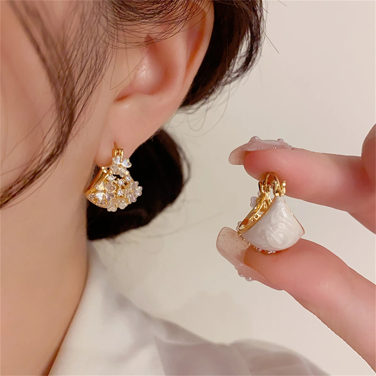WAKA Elegant Double-Sided Floral Earrings for Women Stylish Hollow Carved Pearl Drop Ear Jewelry Fashion Gift Accessories
WAKA Elegant Double-Sided Floral Earrings for Women Stylish Hollow Carved Pearl Drop Ear Jewelry Fashion Gift Accessories