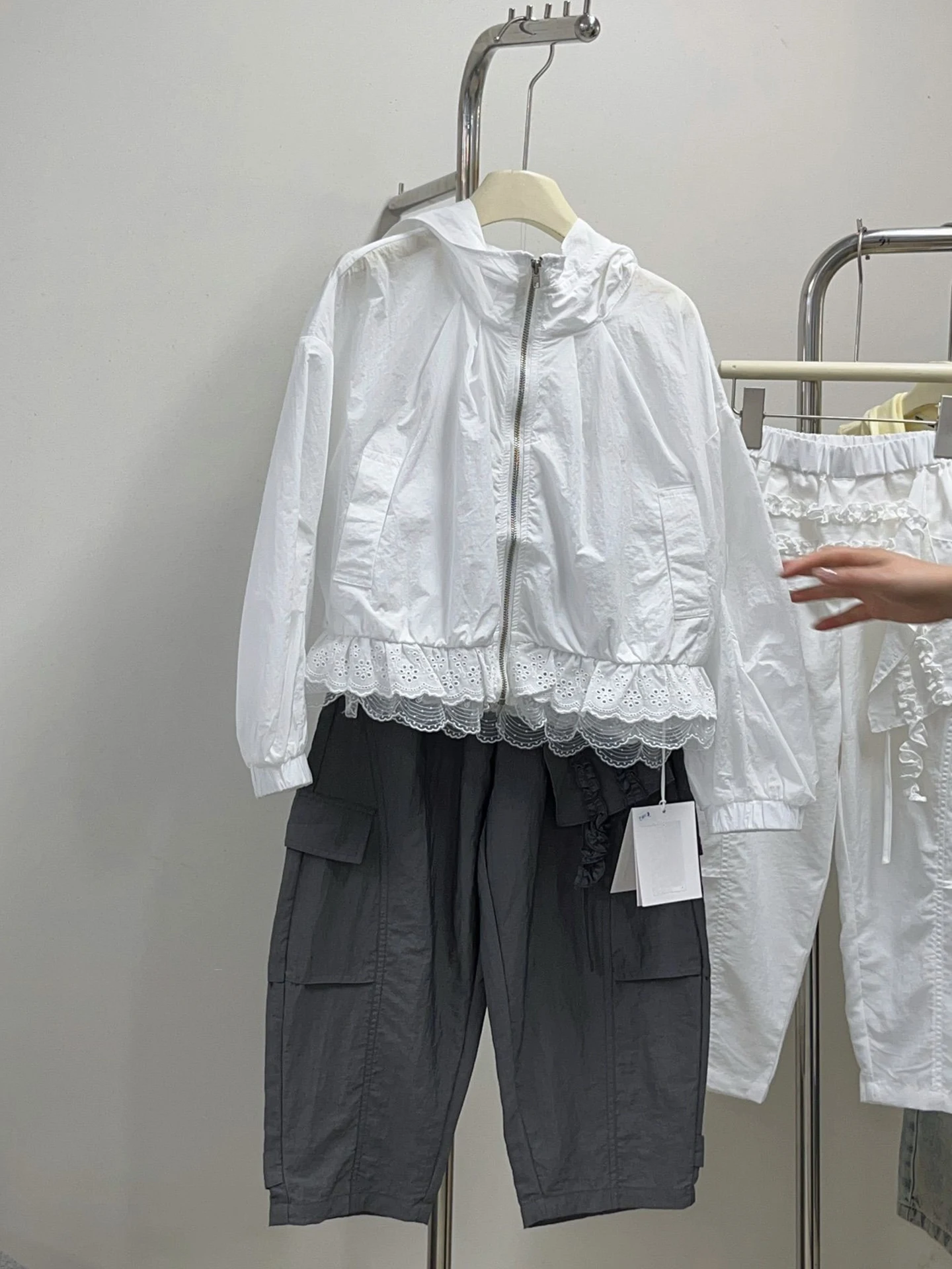 Girls Summer Sun Protection Coat with Hood Ruffle Splice Design UV Protection White Floral Trim Casual Style Long Sleeve Jacket
Girls Summer Sun Protection Coat with Hood Ruffle Splice Design UV Protection White Floral Trim Casual Style Long Sleeve Jacket