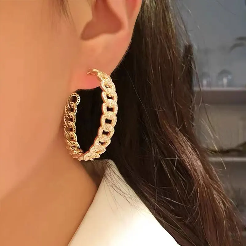 Niche Design Full Cubic Zirconia Hoop Copper Electroplated Micro Inlaid Temperament Chain, C-ring Earrings for Women
Niche Design Full Cubic Zirconia Hoop Copper Electroplated Micro Inlaid Temperament Chain, C-ring Earrings for Women