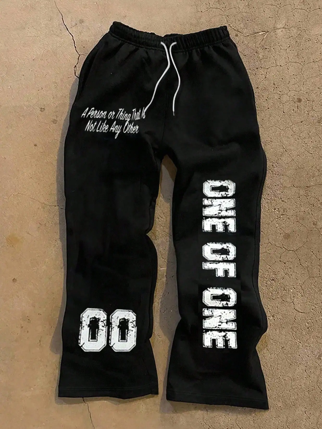 Женские черные спортивные брюки свободного кроя на шнурке с эффектом потертости и принтом в виде букв
Женские черные спортивные брюки свободного кроя на шнурке с эффектом потертости и принтом в виде букв