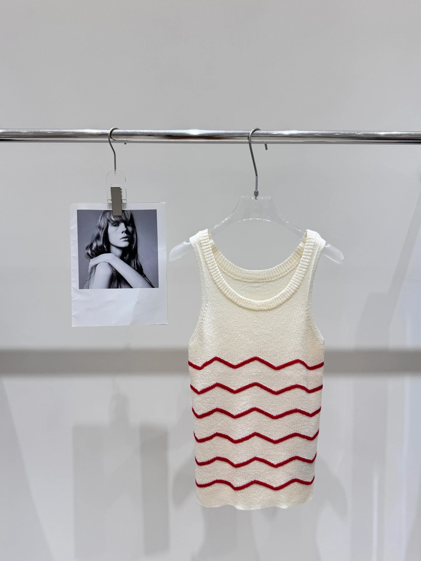VIBE Retro Striped Knitted Vest Women's round Neck Sleeveless Slim Fit Outerwear Versatile Top Breathable Skin-friendly
VIBE Retro Striped Knitted Vest Women's round Neck Sleeveless Slim Fit Outerwear Versatile Top Breathable Skin-friendly