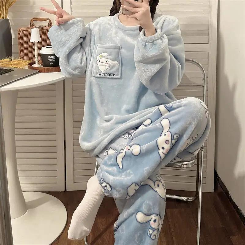 Sanrio Girl коралловый флис с круглым вырезом, зимний утепленный пижамный комплект Kawaii Cinnamoroll, модная студенческая теплая одежда для отдыха
Sanrio Girl коралловый флис с круглым вырезом, зимний утепленный пижамный комплект Kawaii Cinnamoroll, модная студенческая теплая одежда для отдыха