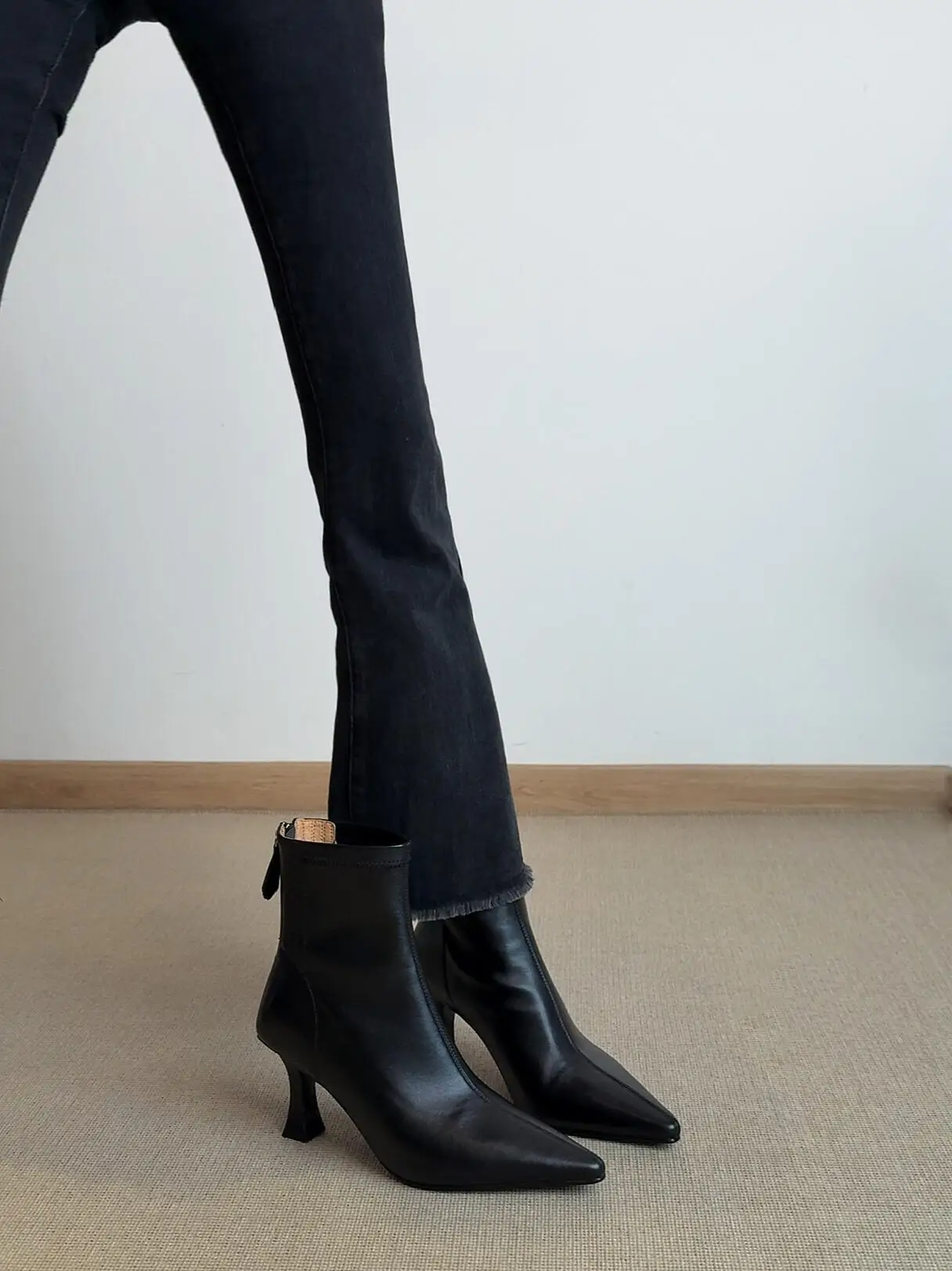 Женские ботильоны Ele с острым носком на тонком каблуке, осенне-зимние модные ботинки, весенне-летние облегающие ботинки в корейском стиле
Женские ботильоны Ele с острым носком на тонком каблуке, осенне-зимние модные ботинки, весенне-летние облегающие ботинки в корейском стиле