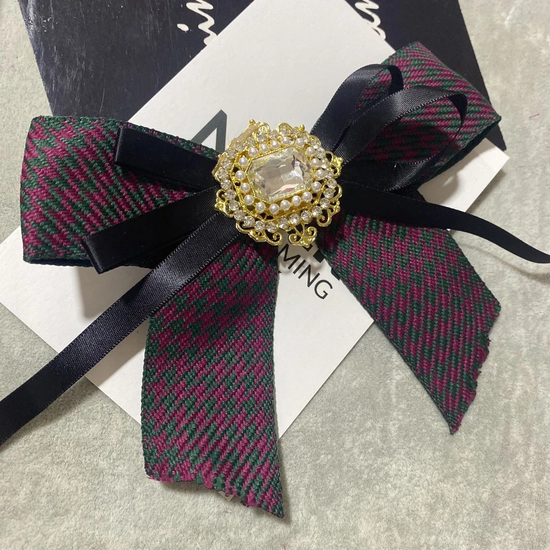 British Vintage Crystal Bow Tie Brooch Women's Korean Fashion Suits Shirt Accessories Ribbon Collar Flowers Pins Gifts for Women
British Vintage Crystal Bow Tie Brooch Women's Korean Fashion Suits Shirt Accessories Ribbon Collar Flowers Pins Gifts for Women