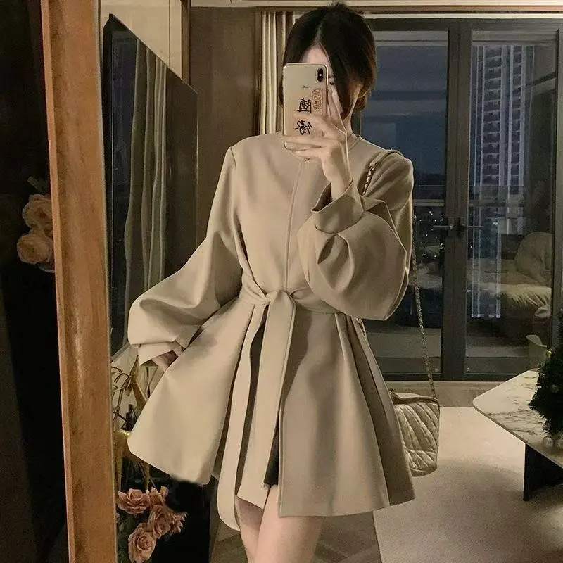 Весенне-осенний новый женский плащ-тренч с круглым вырезом, модный корейский стиль, средней длины, элегантный, свободный, повседневная верхняя одежда
Весенне-осенний новый женский плащ-тренч с круглым вырезом, модный корейский стиль, средней длины, элегантный, свободный, повседневная верхняя одежда