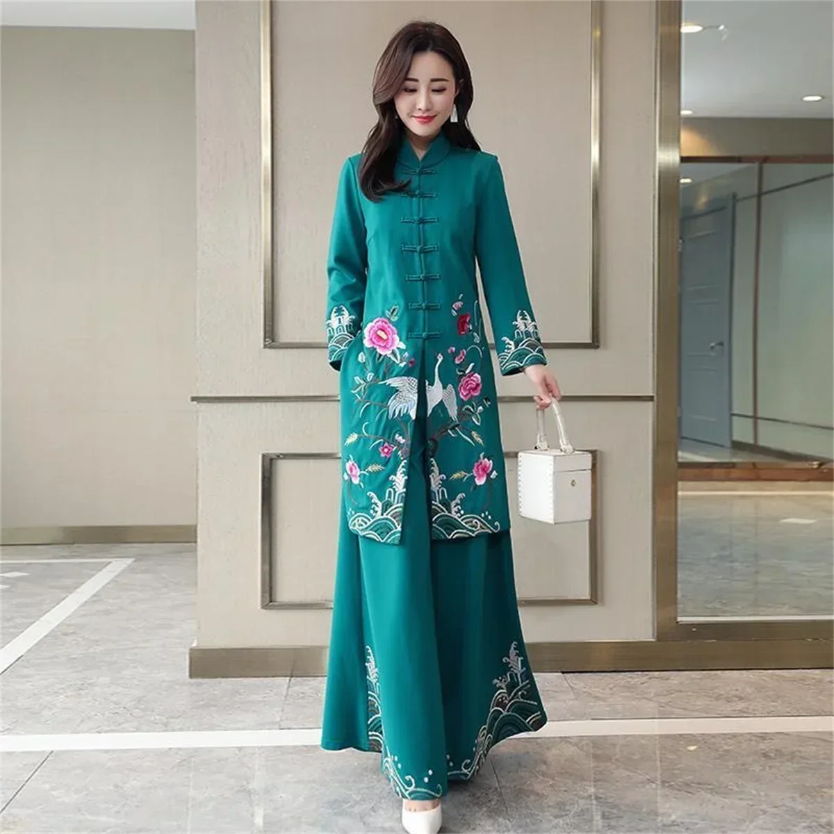 Women's ethnic style retro Tang style embroidered wide leg pants set, improved cheongsam autumn and winter two-piece set, trendy
Women's ethnic style retro Tang style embroidered wide leg pants set, improved cheongsam autumn and winter two-piece set, trendy