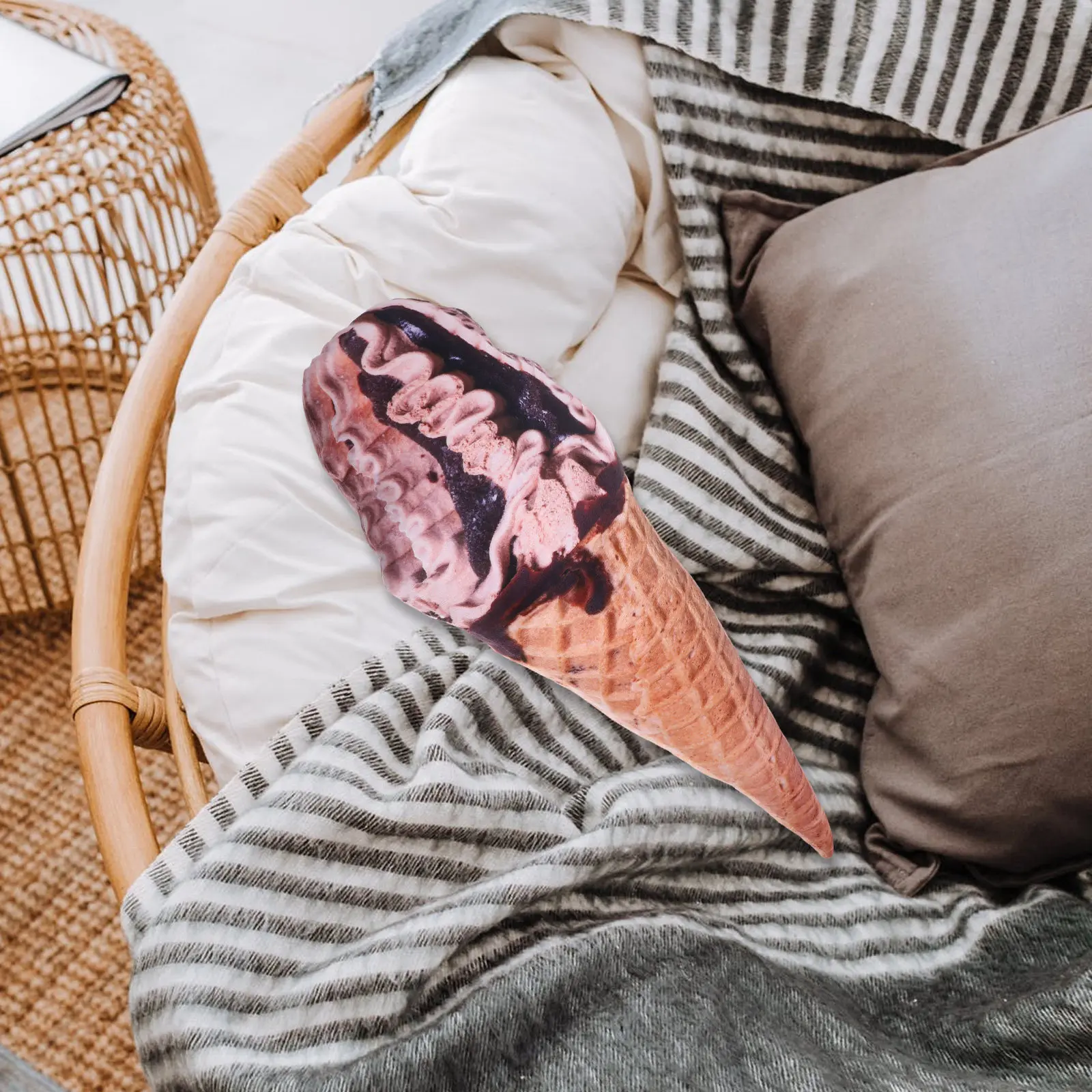 Реалистичная подушка в форме мороженого: удобная подушка-обнимашка для дивана, кровати, офиса; причудливый декор в стиле еды.
Реалистичная подушка в форме мороженого: удобная подушка-обнимашка для дивана, кровати, офиса; причудливый декор в стиле еды.