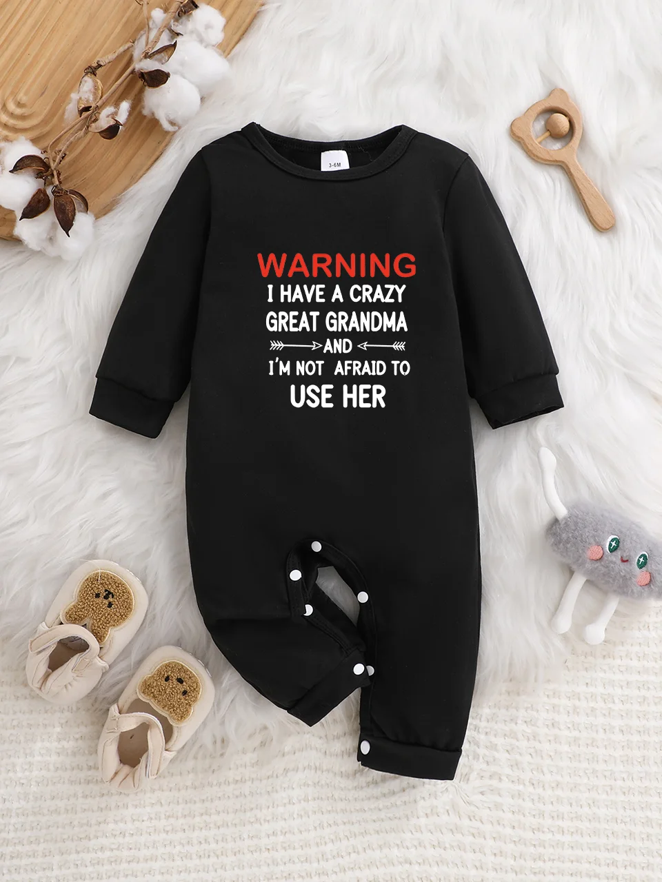 A baby long-sleeved onesie with interesting letter prints. It features a buttoned design for easy putting on and taking off
A baby long-sleeved onesie with interesting letter prints. It features a buttoned design for easy putting on and taking off