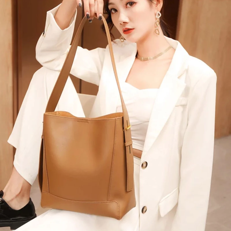 Fashion Bucket Bag 2022 New High Quality Genuine Leather Luxury Design One Shoulder Crossbody Bag Ladies Underarm Commuting Bag
Fashion Bucket Bag 2022 New High Quality Genuine Leather Luxury Design One Shoulder Crossbody Bag Ladies Underarm Commuting Bag