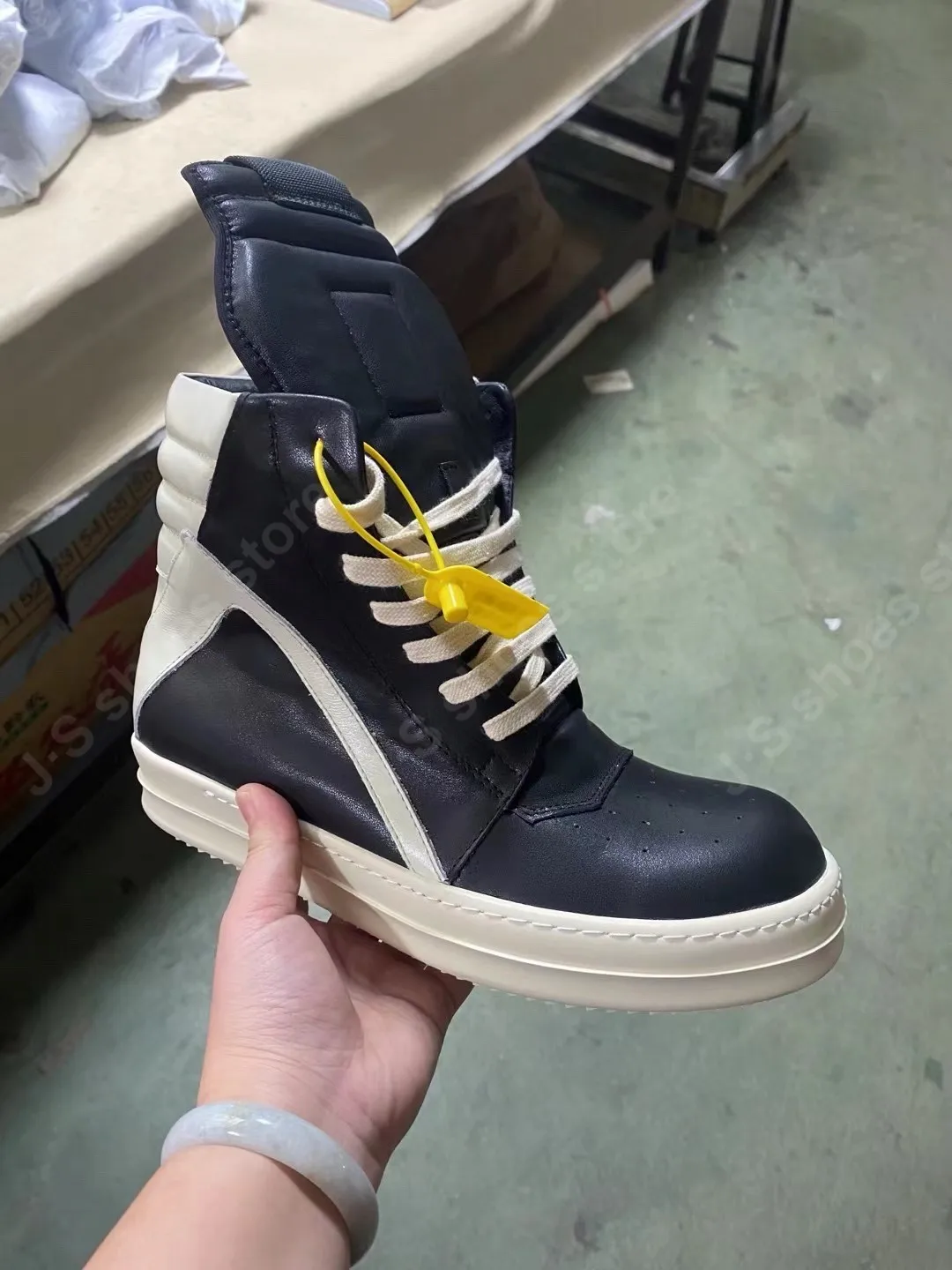 Ro Men Sneakers Black Leather High Top Shoe Lace Up Women Casual Shoes Classic Luxury Boots Zipper Cowhide Ankle Boot 
Ro Men Sneakers Black Leather High Top Shoe Lace Up Women Casual Shoes Classic Luxury Boots Zipper Cowhide Ankle Boot