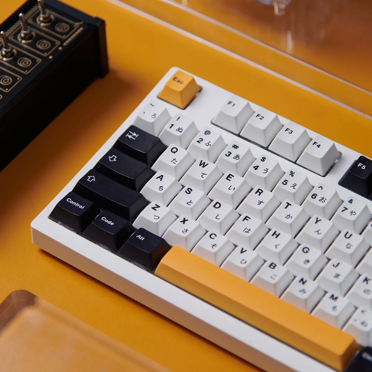 Simple black and white 133-key mechanical keyboard keycap PBT five-sided sublimation
Simple black and white 133-key mechanical keyboard keycap PBT five-sided sublimation