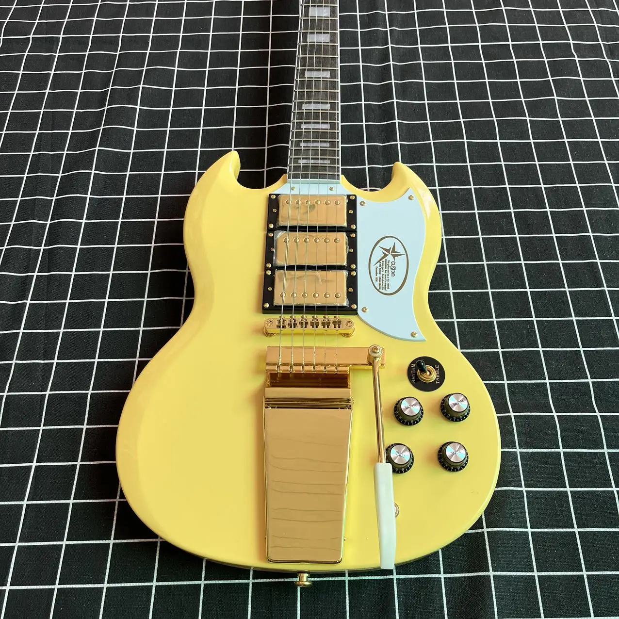 (US send UPS)China electric guitar SG black colour Factory direct sales can be customized
(US send UPS)China electric guitar SG black colour Factory direct sales can be customized