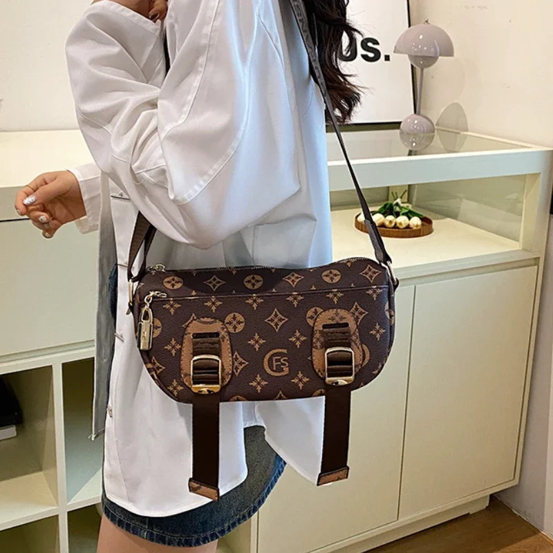 Retro printed crossbody bag, new fashion, light luxury, commuting, wear-resistant, large capacity single shoulder women's bag
Retro printed crossbody bag, new fashion, light luxury, commuting, wear-resistant, large capacity single shoulder women's bag