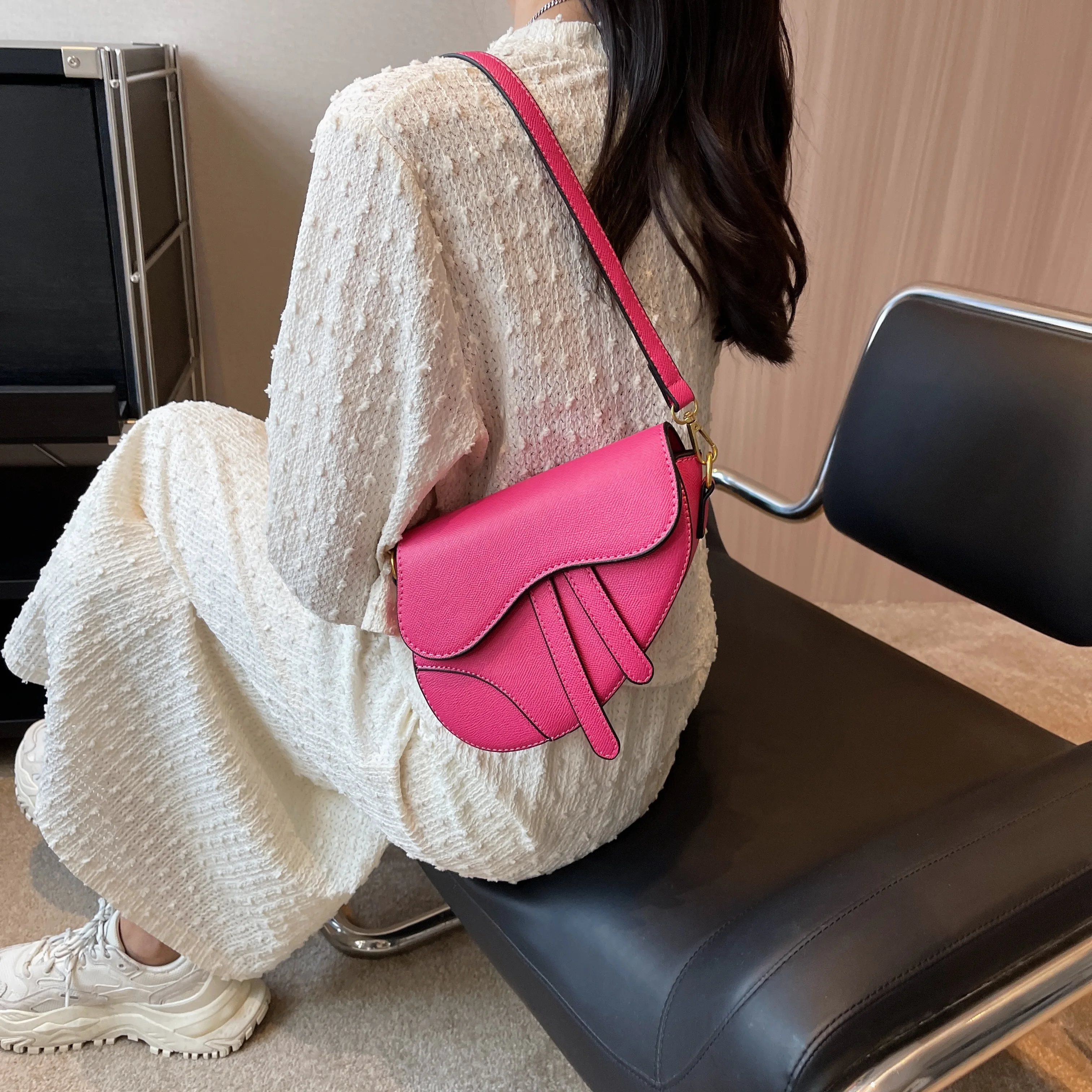 Трендовая сумка-седло из нержавеющей стали 2025 года, женская сумка-трансформер под мышками и через плечо, сумка Day to Night из веганской кожи
Трендовая сумка-седло из нержавеющей стали 2025 года, женская сумка-трансформер под мышками и через плечо, сумка Day to Night из веганской кожи