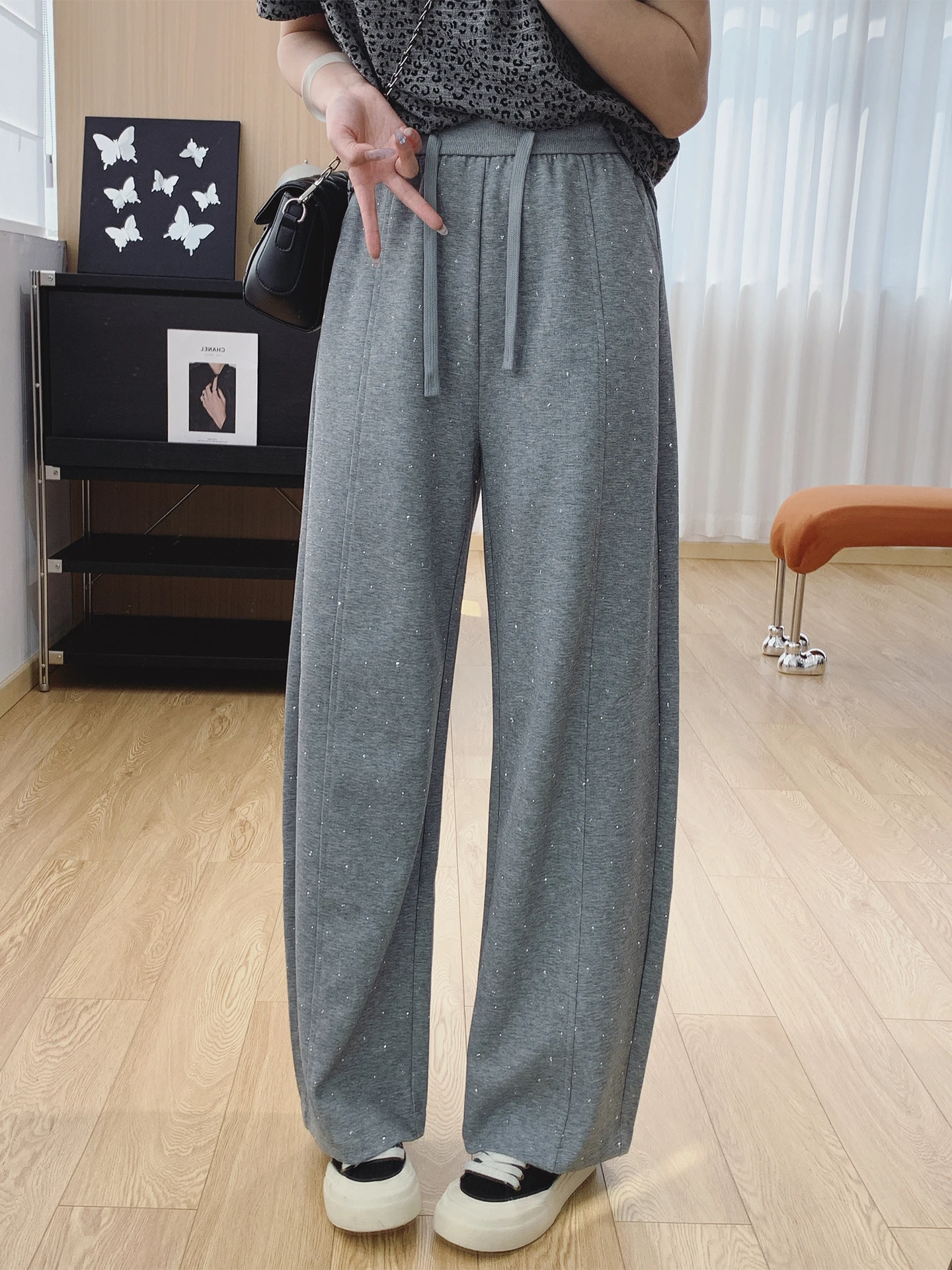 Женские повседневные брюки Slim Fit для похудения, весна-лето, тонкие, прямые, свободные, широкие штанины, со стразами, с естественной линией талии
Женские повседневные брюки Slim Fit для похудения, весна-лето, тонкие, прямые, свободные, широкие штанины, со стразами, с естественной линией талии