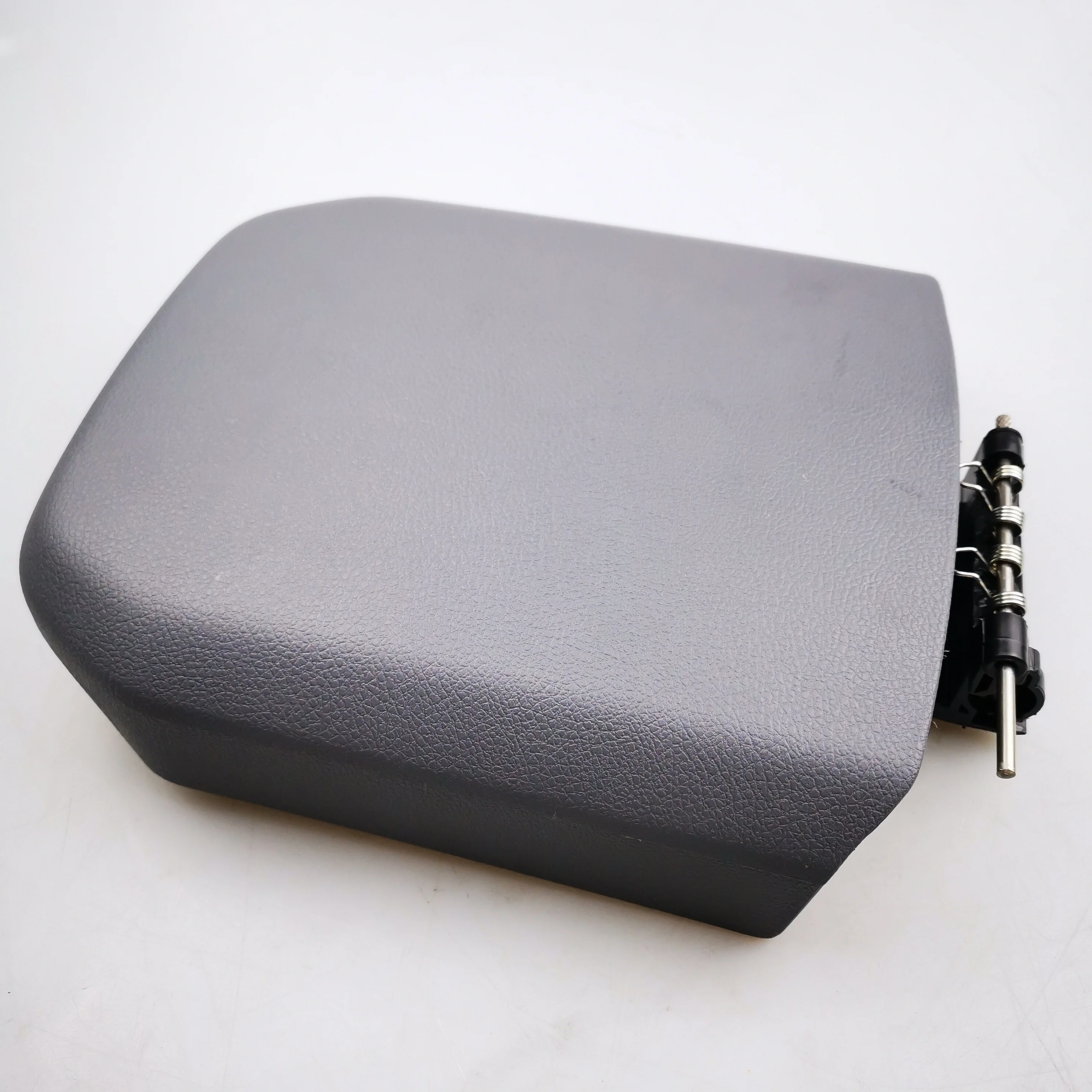 SAIC MAXUS T60 Original Instrument Panel Armrest C00087588-A051 C00182100-A051
SAIC MAXUS T60 Original Instrument Panel Armrest C00087588-A051 C00182100-A051