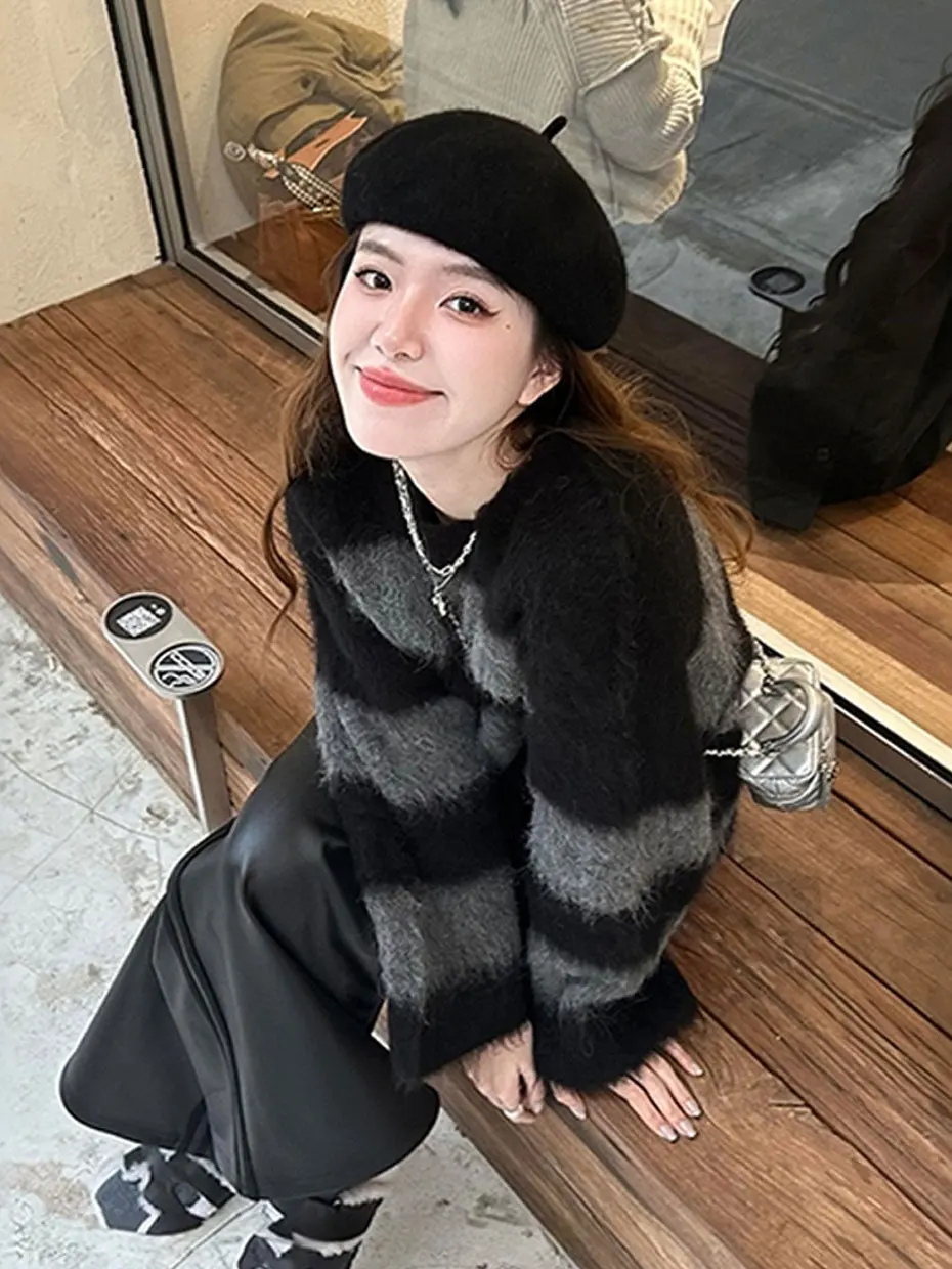 Ladies' Romantic Style Loose Fit Knitted Sweater Soft Cozy round Neck Water Rabbit Velvet Simulation Black And White Stripes
Ladies' Romantic Style Loose Fit Knitted Sweater Soft Cozy round Neck Water Rabbit Velvet Simulation Black And White Stripes