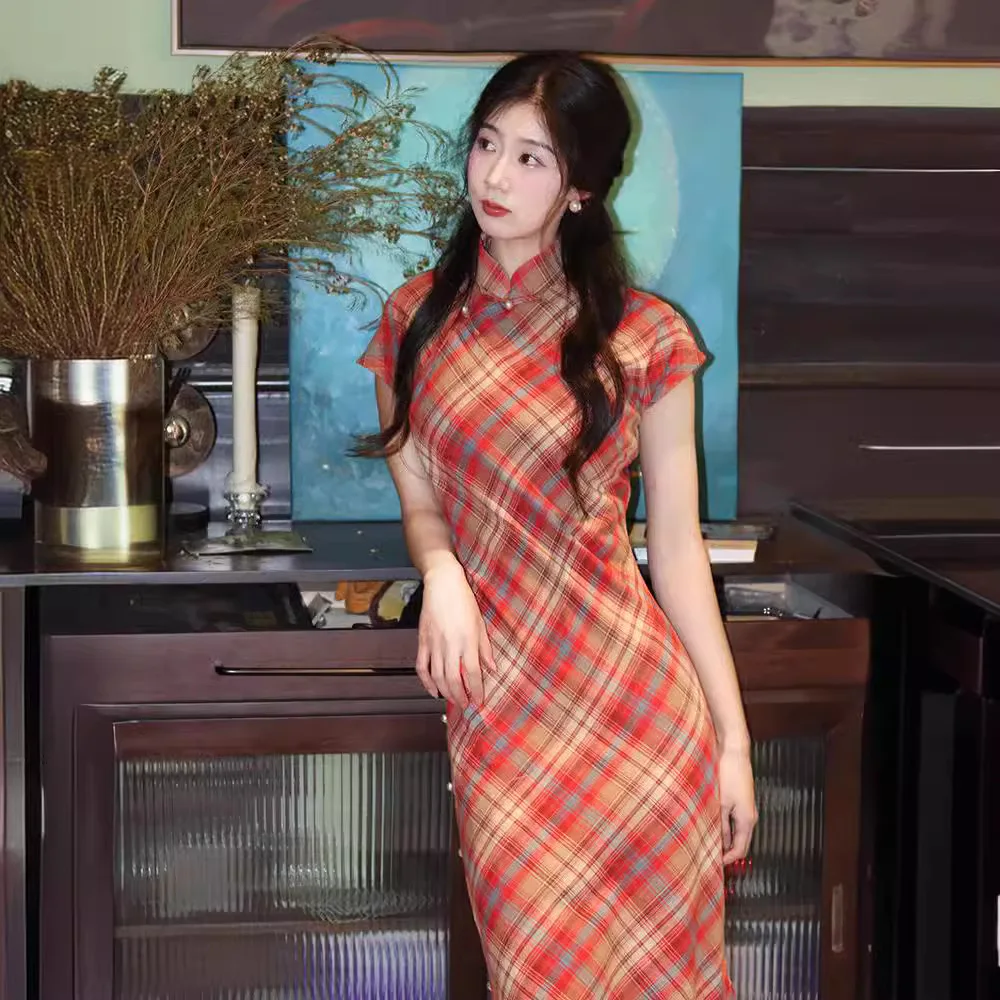 2024 New Summer Green Red Checkered Cheongsam Short Sleeve Vintage Long Dress Improved Women Costumes Elegant Qipao S To 2XL
2024 New Summer Green Red Checkered Cheongsam Short Sleeve Vintage Long Dress Improved Women Costumes Elegant Qipao S To 2XL