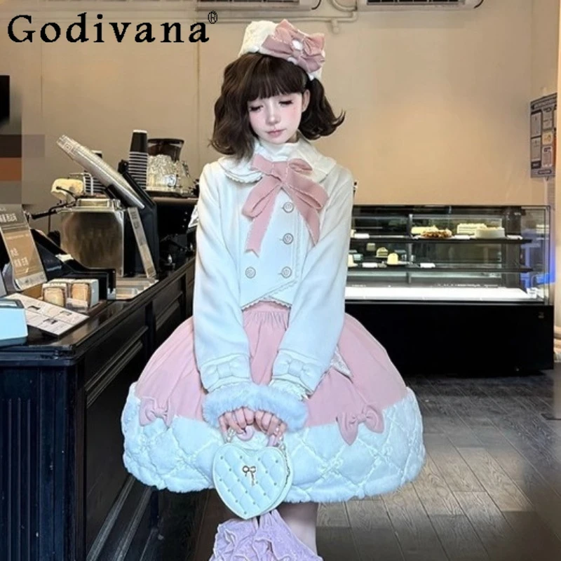 Оригинальная милая короткая куртка в стиле Лолиты для девочек, плюшевая короткая юбка, комплект осенне-зимней новой женской тонкой коллекции Kawaii Y2K Lolita
Оригинальная милая короткая куртка в стиле Лолиты для девочек, плюшевая короткая юбка, комплект осенне-зимней новой женской тонкой коллекции Kawaii Y2K Lolita