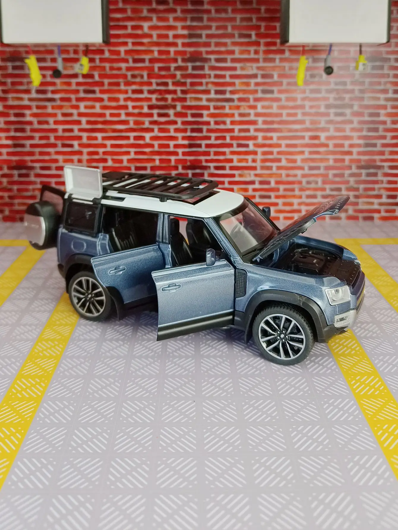 1: 32 simulation Land Rover Defender 110 alloy off-road vehicle model car ornaments collection metal sound and light toy car for
1: 32 simulation Land Rover Defender 110 alloy off-road vehicle model car ornaments collection metal sound and light toy car for