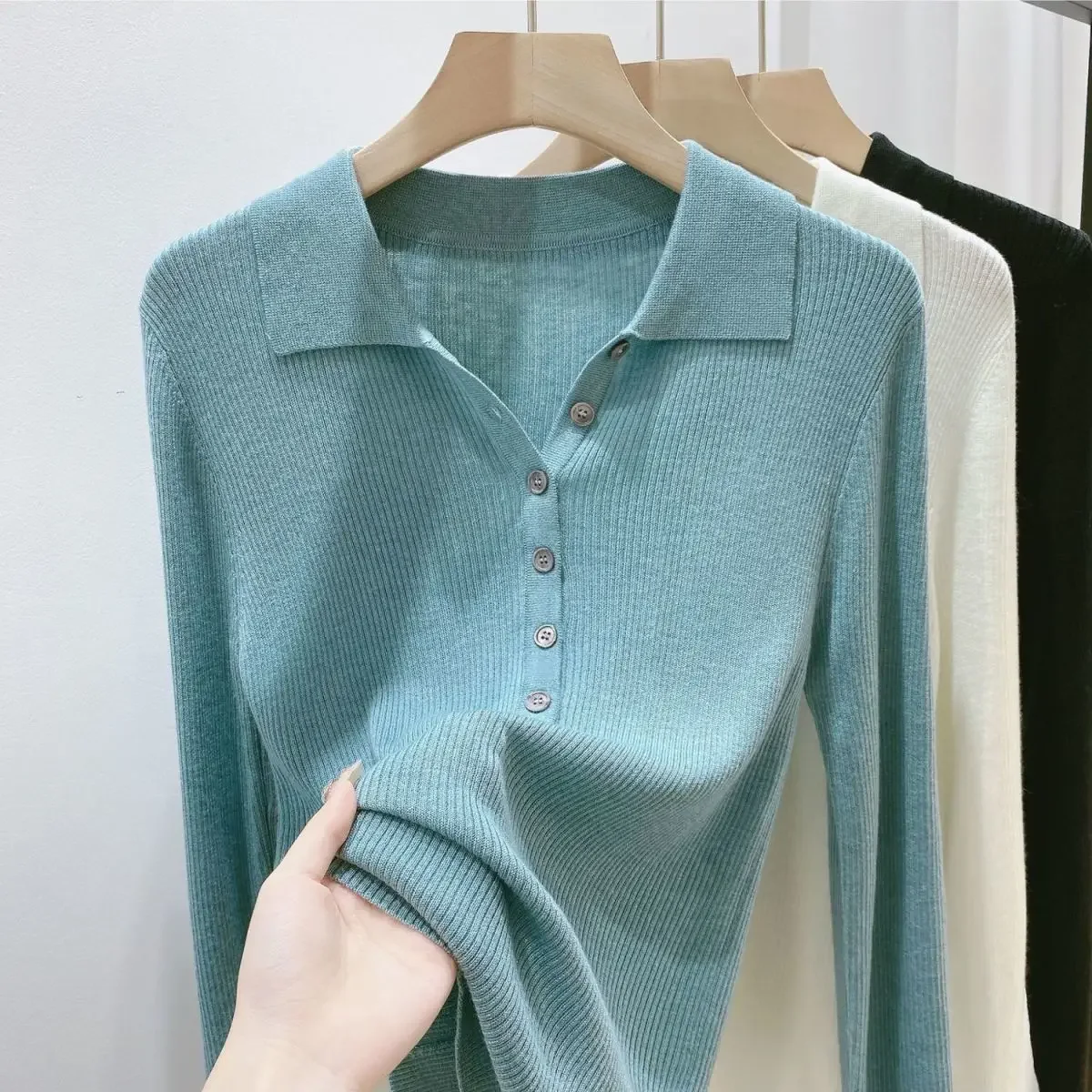 Autumn New Simplicity Solid Color Turn-down Collar Long Sleeve Pullovers Female Fashion Buttons Knitting Elasticity Sweater Tops
Autumn New Simplicity Solid Color Turn-down Collar Long Sleeve Pullovers Female Fashion Buttons Knitting Elasticity Sweater Tops