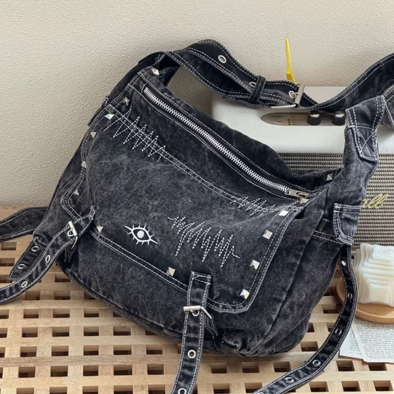 Denim Messenger Bags For Women Luxury Designer Handbag Purse 2025 New In Washing Process Embroidered Pattern With Rivet Shoulder
Denim Messenger Bags For Women Luxury Designer Handbag Purse 2025 New In Washing Process Embroidered Pattern With Rivet Shoulder