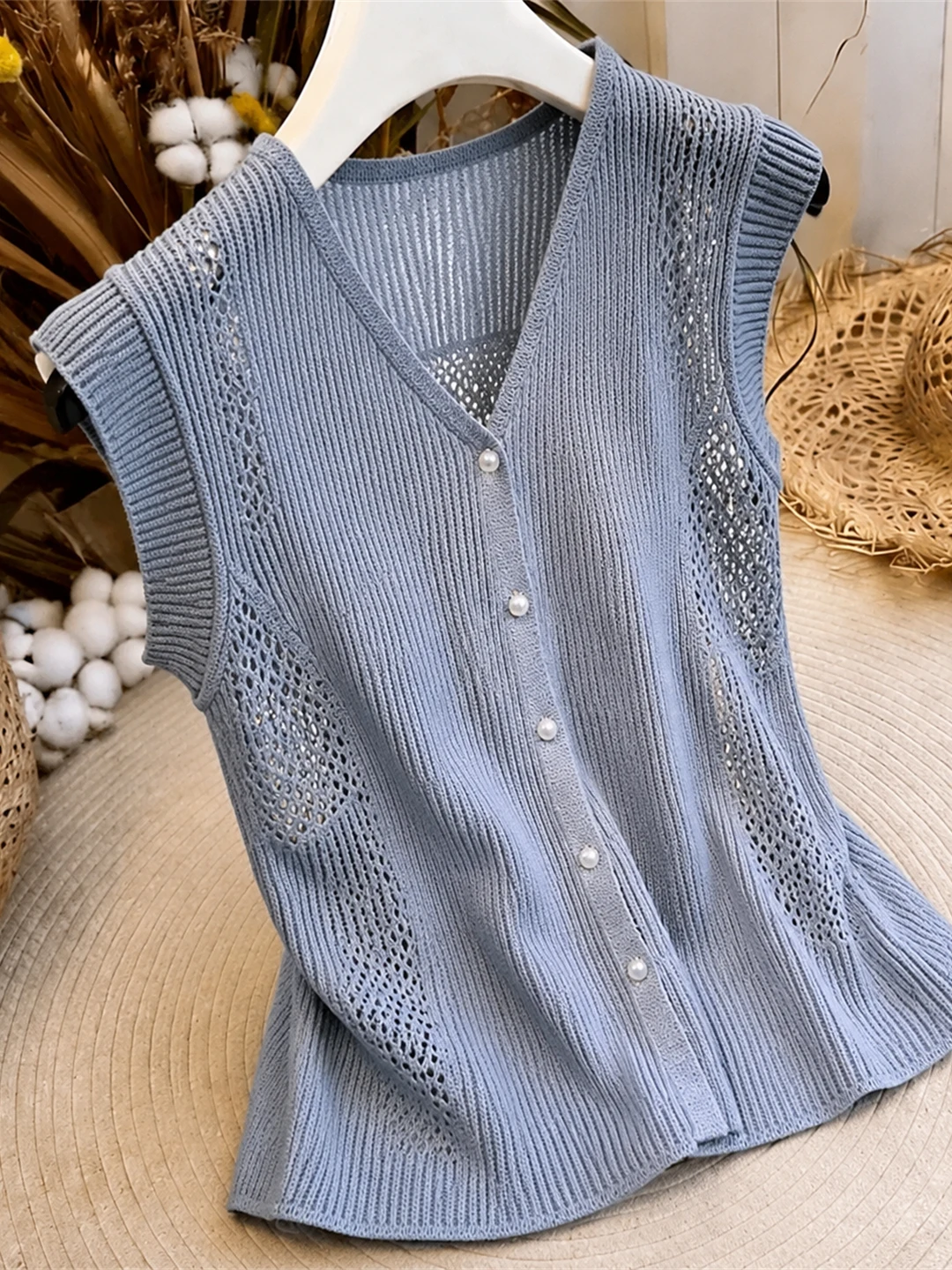 Ice Silk Knitted Vest V-Neck Hollow out Breathable Summer Single Button Casual Top Korean Style Straight Cut Daily Wear
Ice Silk Knitted Vest V-Neck Hollow out Breathable Summer Single Button Casual Top Korean Style Straight Cut Daily Wear