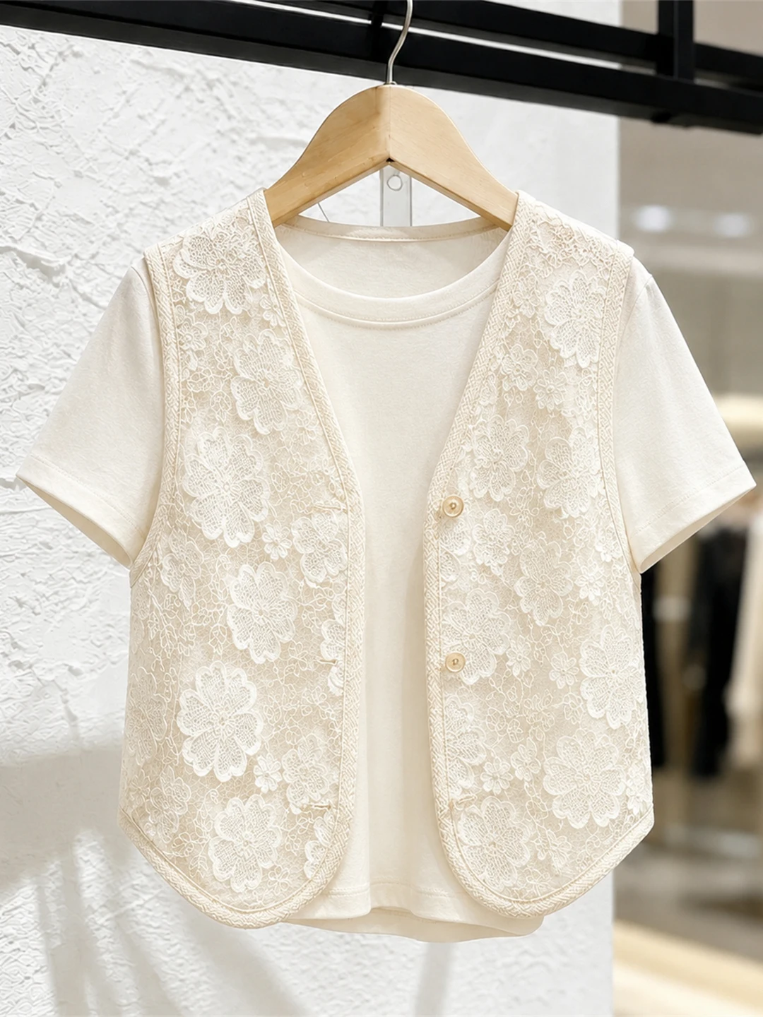 Elegant Embroidered Vest Heavy Work Sleeveless Comfortable Gentle Style Summer Top Fashionable Small Shirt Korean Version Str...
Elegant Embroidered Vest Heavy Work Sleeveless Comfortable Gentle Style Summer Top Fashionable Small Shirt Korean Version Str...