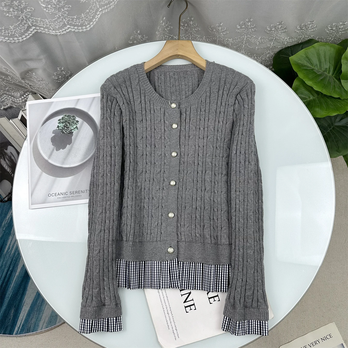 2025 Autumn New Poem Series Knitted Sweater Women's Long Sleeve Fake Two-Piece Plaid Splicing Knitwear Gray Twist Flower Open...
2025 Autumn New Poem Series Knitted Sweater Women's Long Sleeve Fake Two-Piece Plaid Splicing Knitwear Gray Twist Flower Open...
