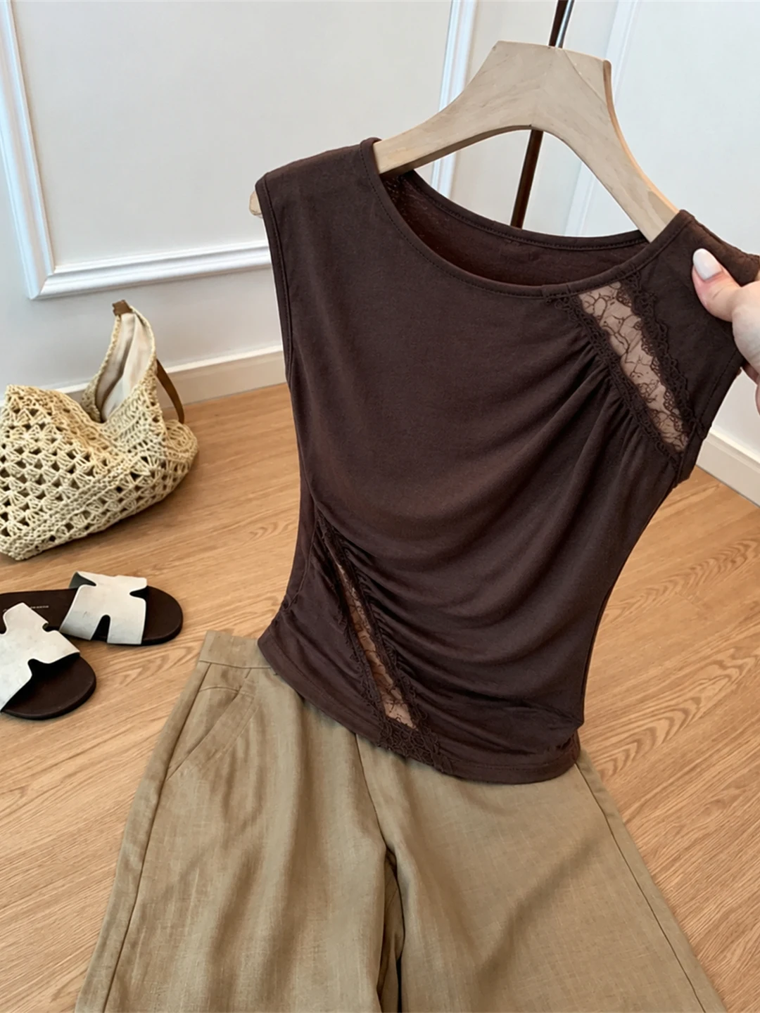 Elegant round Neck Lace Patchwork Sleeveless Vest Commute Top Korean Style Straight Cut Summer Women's Fashion Design Sense
Elegant round Neck Lace Patchwork Sleeveless Vest Commute Top Korean Style Straight Cut Summer Women's Fashion Design Sense