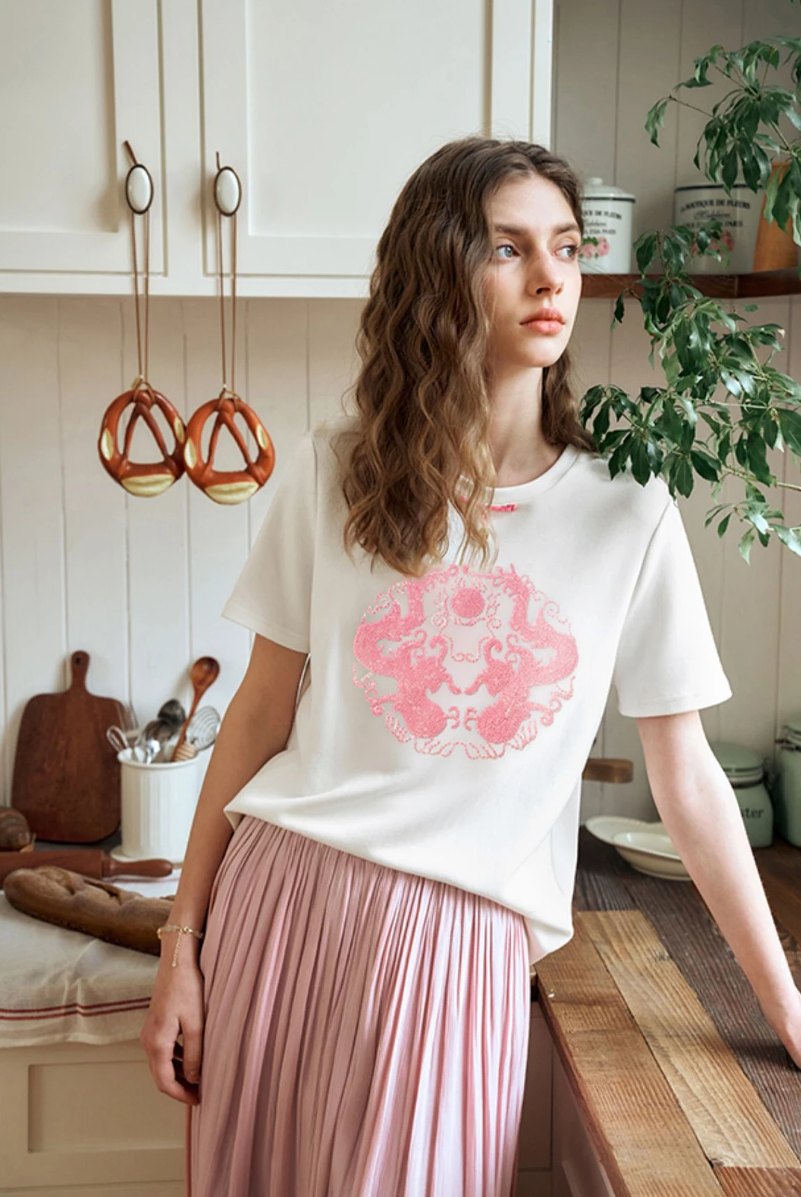 OLrain Sequin Embroidery T-shirt 2025 Spring Summer Chinese Style Straight Short Sleeve Commute Casual Female Tees O24XT89803
OLrain Sequin Embroidery T-shirt 2025 Spring Summer Chinese Style Straight Short Sleeve Commute Casual Female Tees O24XT89803
