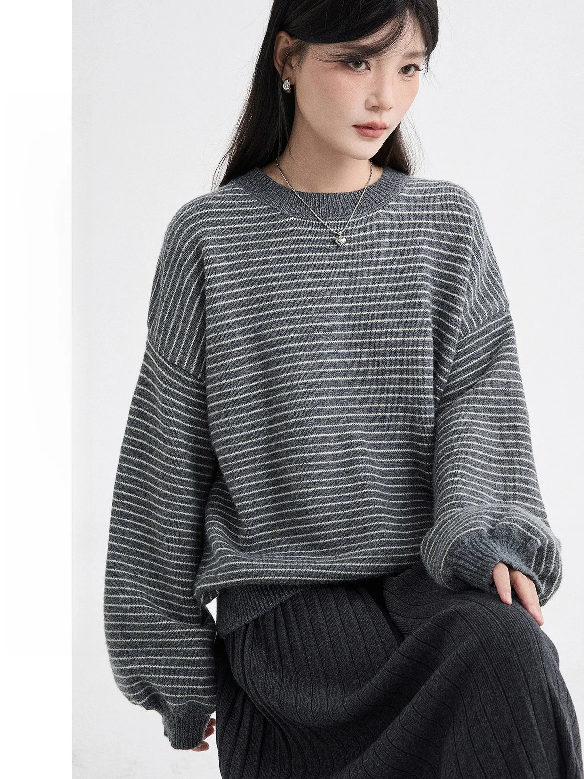Winter Women's Loose Knitted Sweater Stripe Lantern Sve round Ne High-End Feel Casual Sle Online Exclusive Faion
Winter Women's Loose Knitted Sweater Stripe Lantern Sve round Ne High-End Feel Casual Sle Online Exclusive Faion