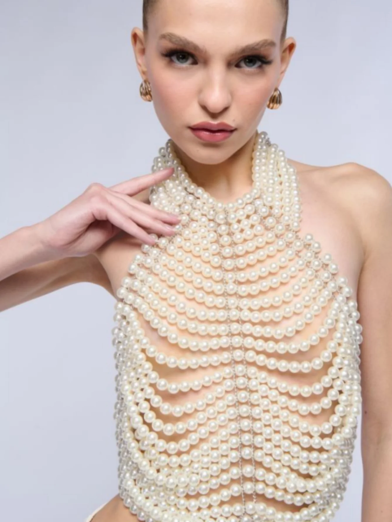 Потрясающий топ с бретелькой на шее из искусственного жемчуга, укороченная цепочка для тела, благородная и элегантная женская одежда в тон
Потрясающий топ с бретелькой на шее из искусственного жемчуга, укороченная цепочка для тела, благородная и элегантная женская одежда в тон