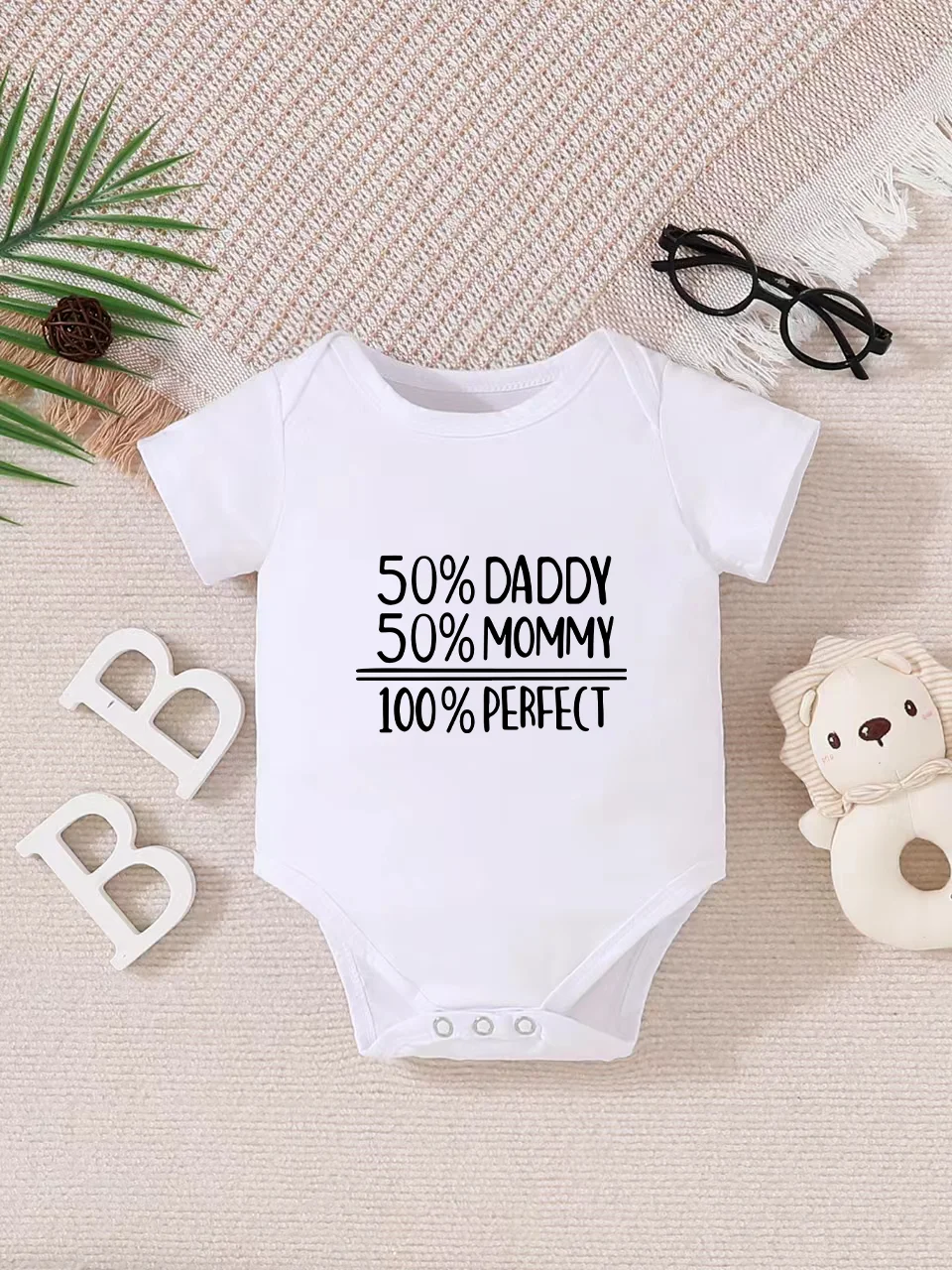 Baby short-sleeved triangle bodysuit, fun letter print, button design, easy to care for, suitable for new parents.
Baby short-sleeved triangle bodysuit, fun letter print, button design, easy to care for, suitable for new parents.