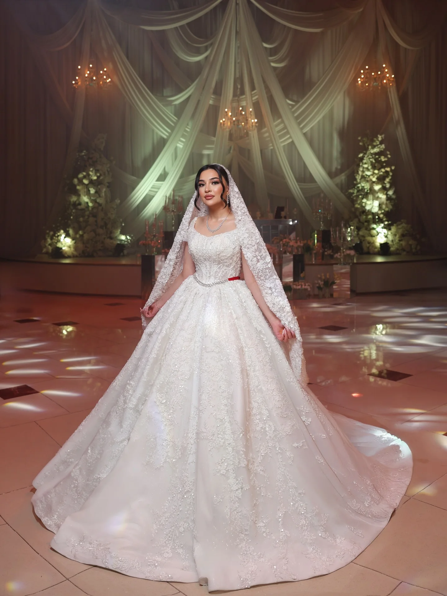 Customized Luxury Ball Gown Wedding Dress Lace Square Neck Beaded Cathedral Train Long Veil Sparkly Bridal Gown Vestido De Novia
Customized Luxury Ball Gown Wedding Dress Lace Square Neck Beaded Cathedral Train Long Veil Sparkly Bridal Gown Vestido De Novia